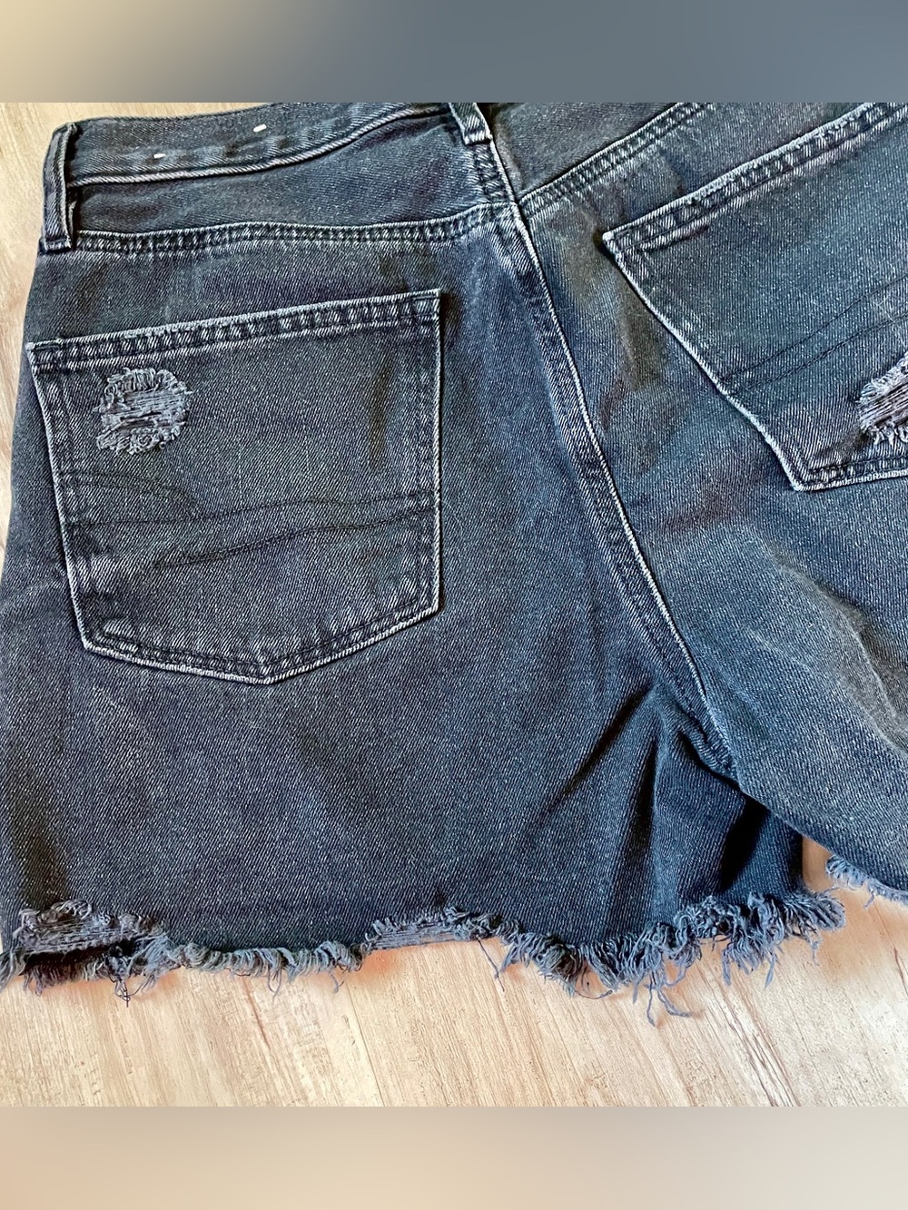 American Eagle Distressed Raw hem, Black Denim Women’s Shorts size 8 - Picture 8 of 9